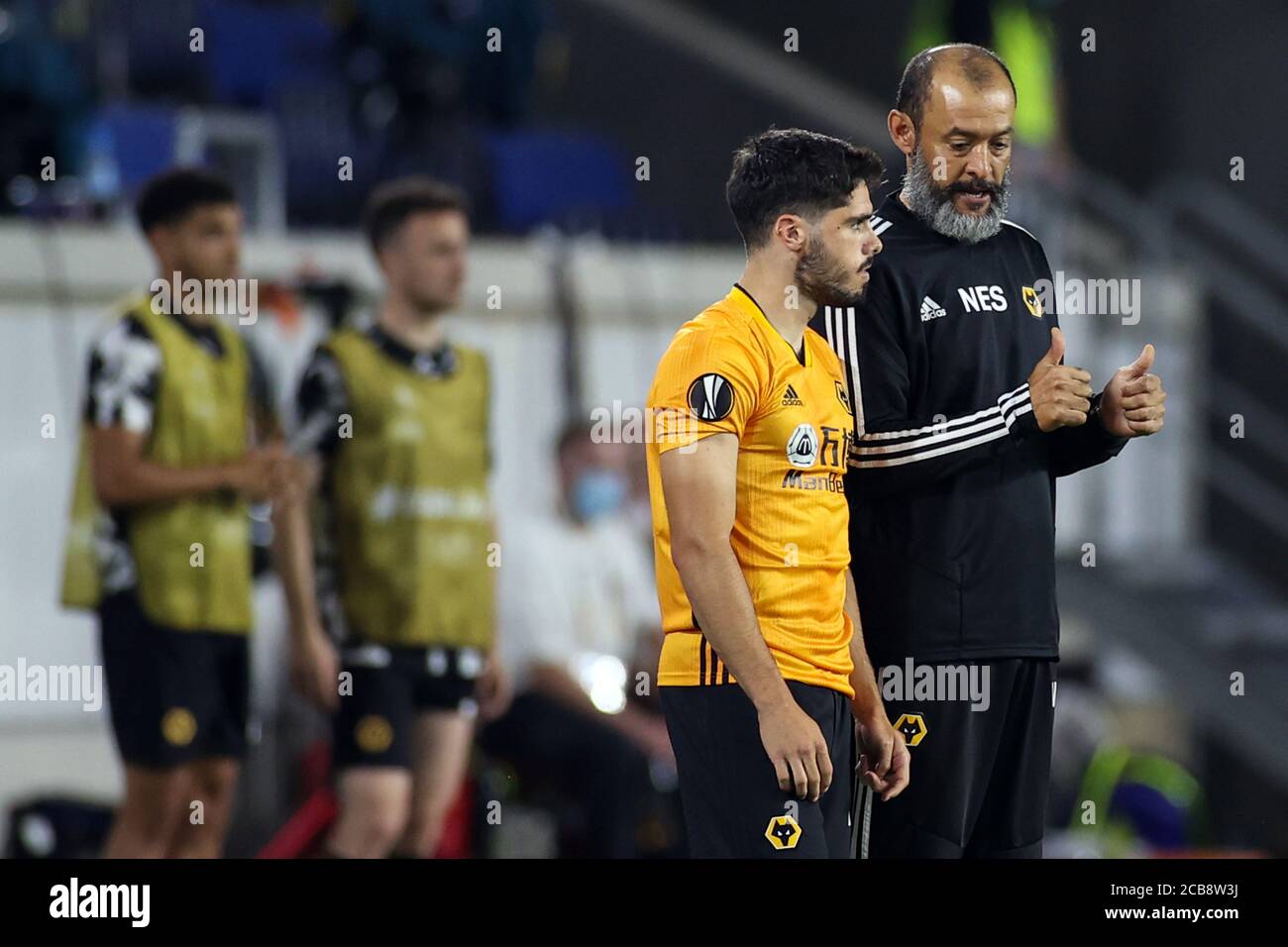 Duisburg, Germania. 11 Agosto 2020. Calcio: Europa League, Wolverhampton Wanderers - FC Sevilla, Final-Eight, quarti di finale alla Schauinsland-Reisen-Arena. Nuno Espirito Santo (r), allenatore di Wolverhampton, dà istruzioni Pedro Neto di Wolverhampton prima della sua sostituzione. Credit: Rolf Vennenbernd/dpa/Alamy Live News Foto Stock