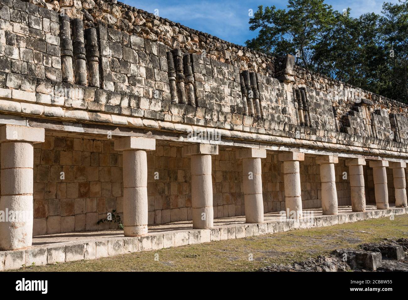 Il colonnato in pietra del Tempio dell'Iguana nelle rovine Maya pre-ispaniche di Uxmal, Messico. Foto Stock