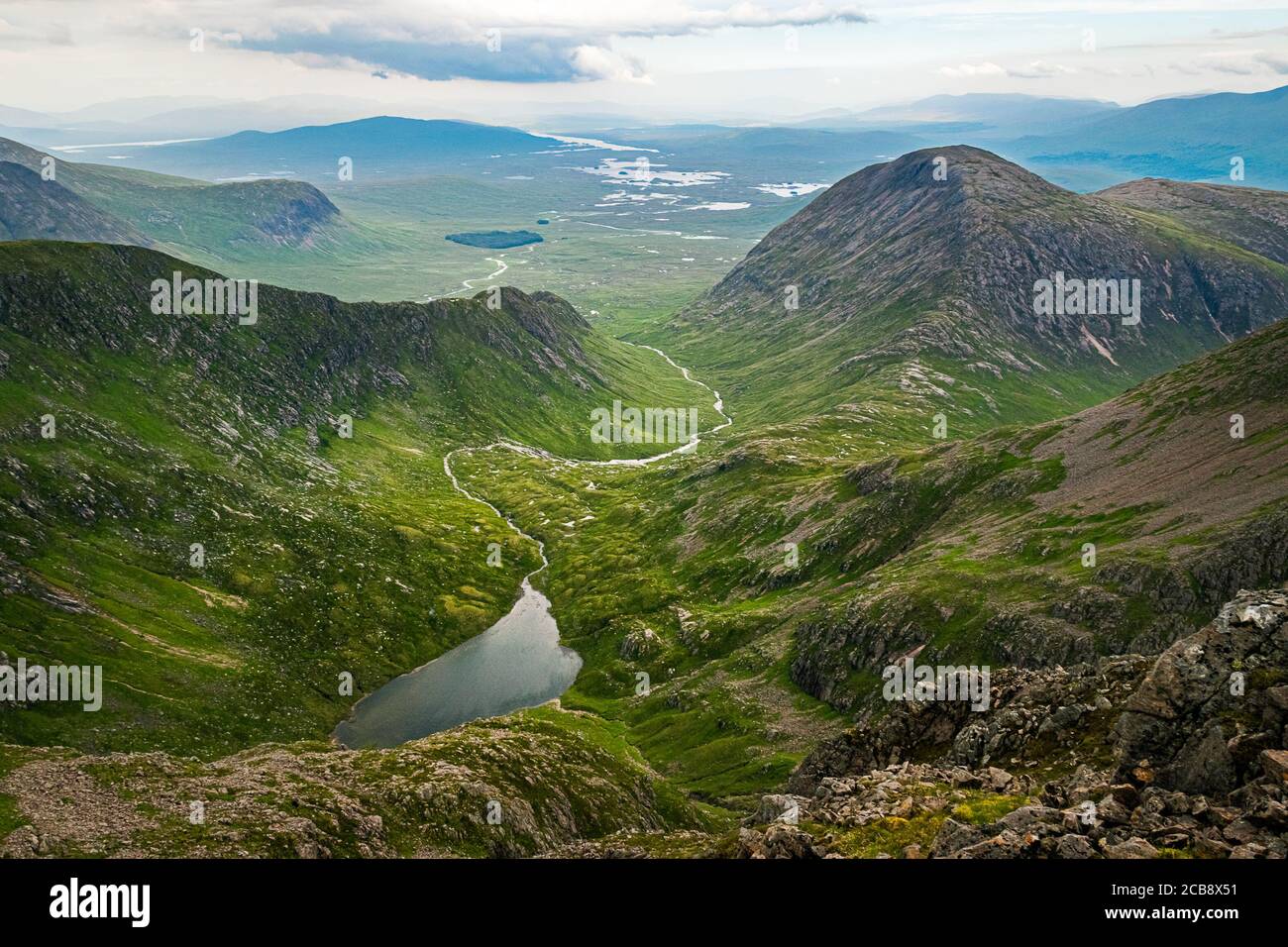 Splendido paesaggio di montagna scozzese. Vista dalla cima di Stob Ghabhar giù verso Coirein Lochain e Rannoch brughiera all'orizzonte. Foto Stock