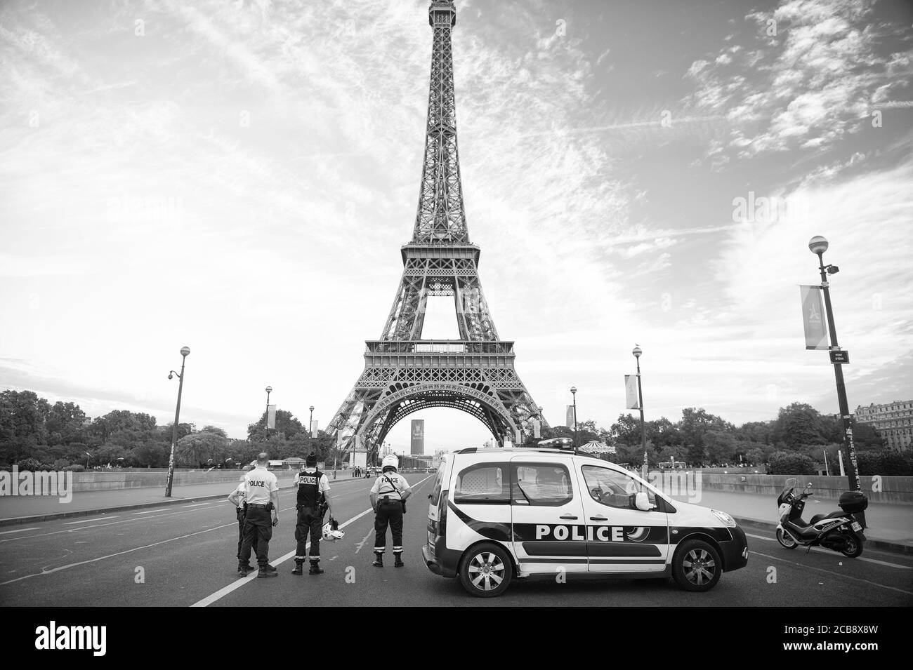 Parigi, Francia - 29 settembre 2017: Blocco stradale sullo sfondo della Torre eiffel. Polizia e trasporto di pattuglia. Auto della polizia e moto. Blocco stradale di sicurezza. Punto di controllo del traffico. Città su blocco. Foto Stock