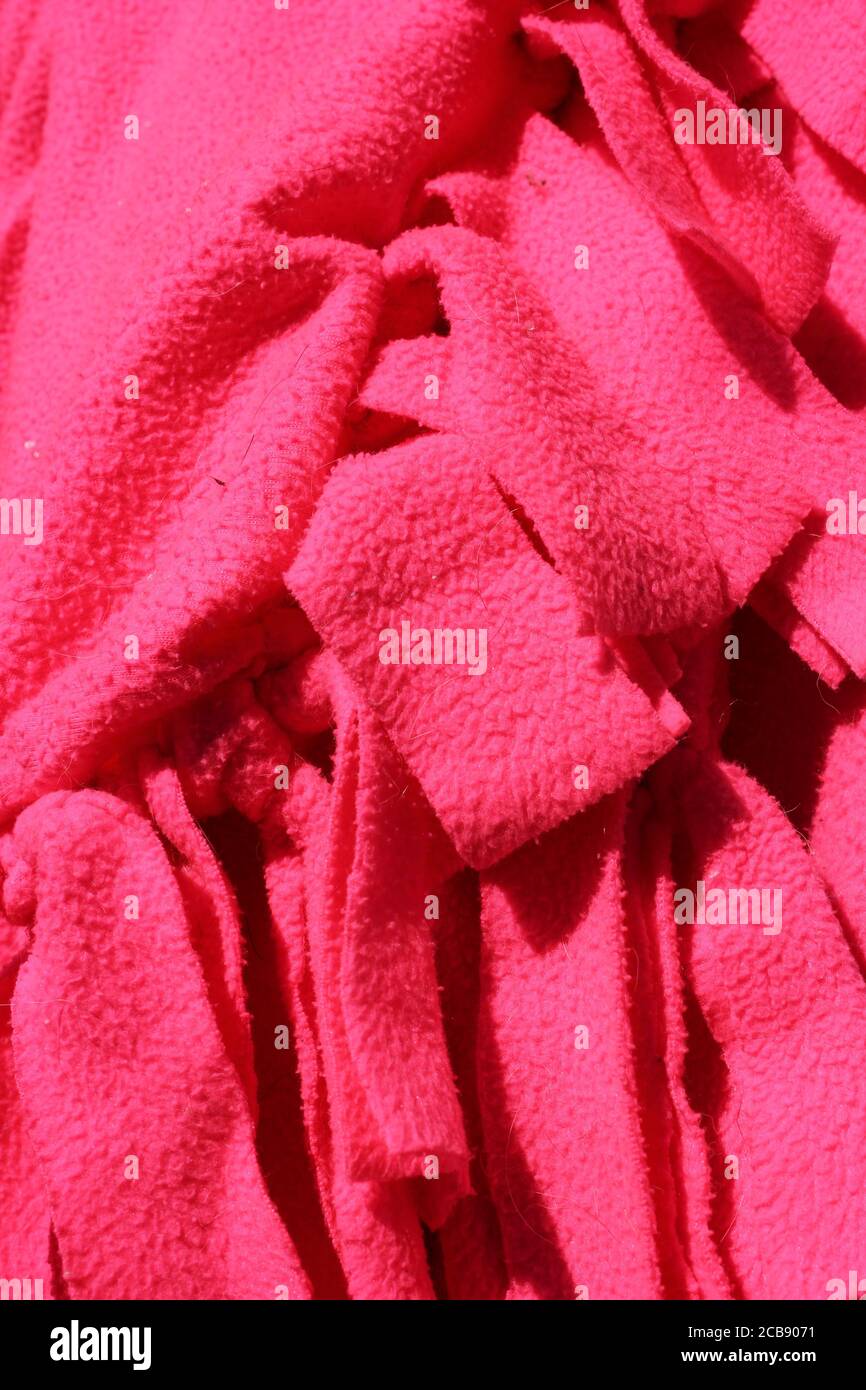 Coperta in pile rosa brillante con lunghe frange di grasso. Foto Stock