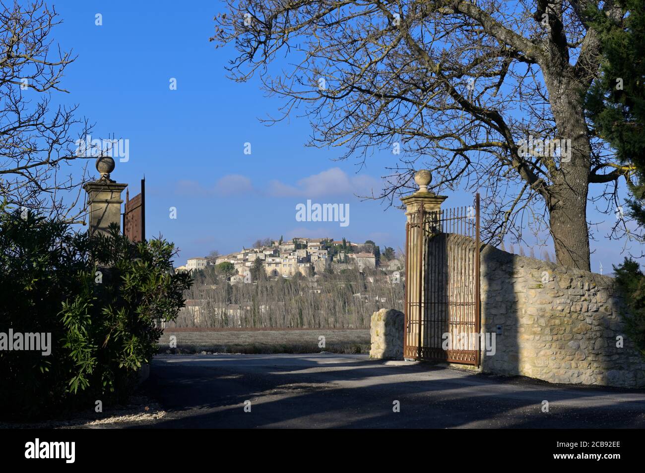 La città medievale vista dall'hotel le Moulin de Valaurie, Drome FR Foto Stock