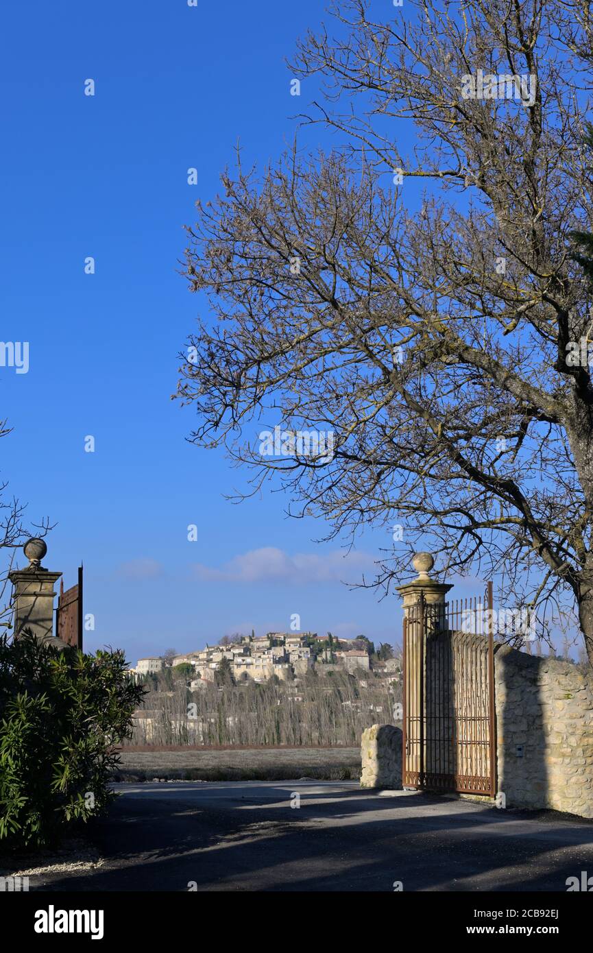 La città medievale vista dall'hotel le Moulin de Valaurie, Drome FR Foto Stock