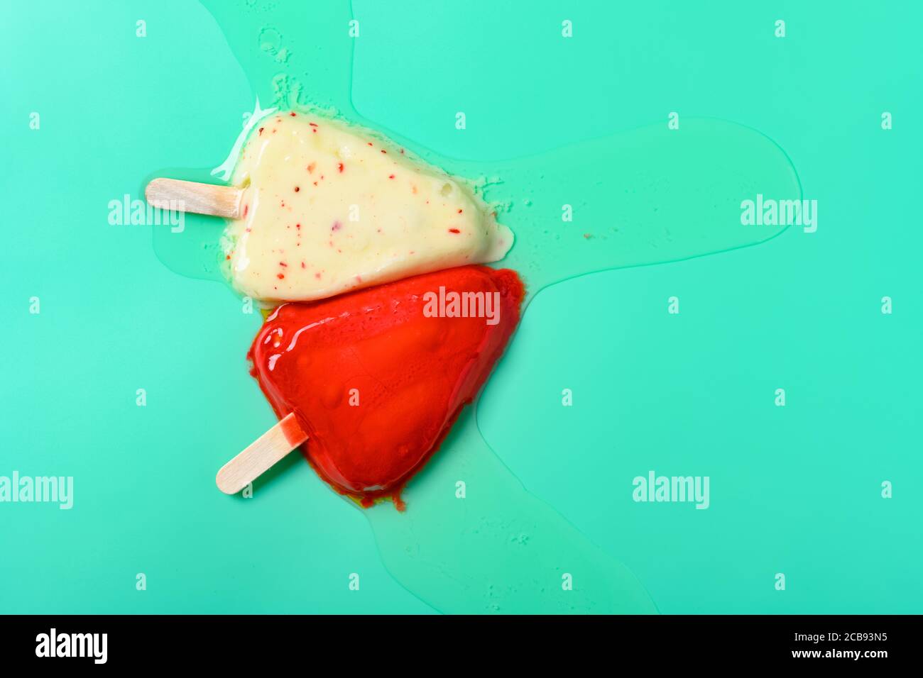 vista dall'alto due diversi colori: i pop-sicles esterni al cioccolato si fondono colore verde chiaro Foto Stock