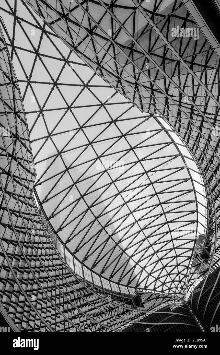 Milano/Italia - 12 luglio 2019: Dettaglio architettonico del moderno edificio lombardo in vetro (Palazzo Lombardia), un grattacielo alto 161 m e la sede principale Foto Stock