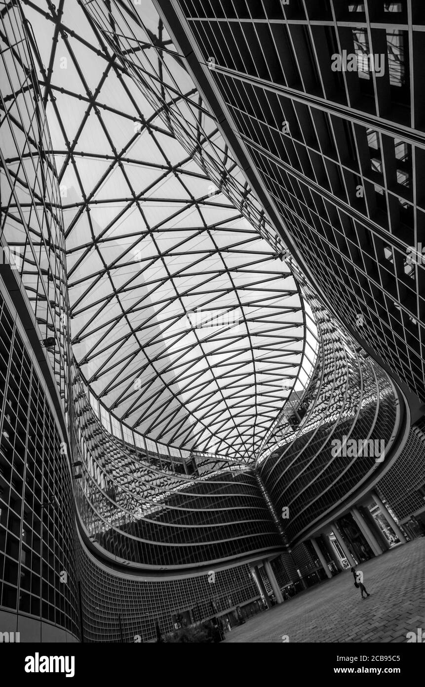 Milano/Italia - 12 luglio 2019: Dettaglio architettonico del moderno edificio lombardo in vetro (Palazzo Lombardia), un grattacielo alto 161 m e la sede principale Foto Stock