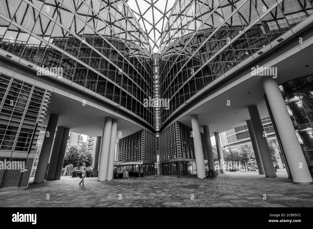 Milano/Italia - 10 luglio 2019: Il moderno edificio in vetro della Lombardia (Palazzo Lombardia), un grattacielo alto 161 m e sede principale del governo di Lom Foto Stock