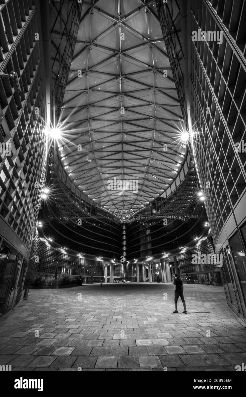 Milano/Italia - 10 luglio 2019: Il moderno edificio in vetro della Lombardia (Palazzo Lombardia), un grattacielo alto 161 m e sede principale del governo di Lom Foto Stock