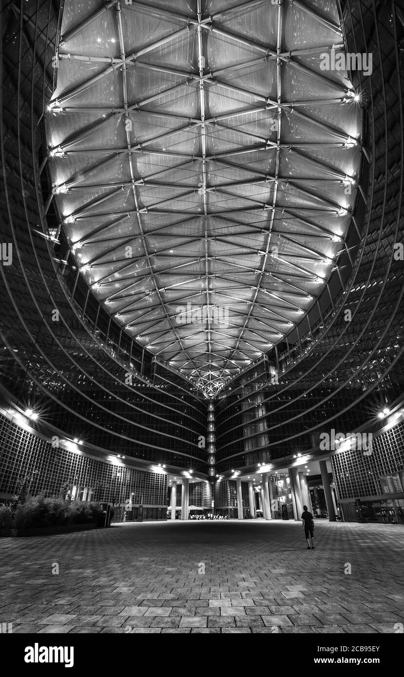 Milano/Italia - 10 luglio 2019: Il moderno edificio in vetro della Lombardia (Palazzo Lombardia), un grattacielo alto 161 m e sede principale del governo di Lom Foto Stock