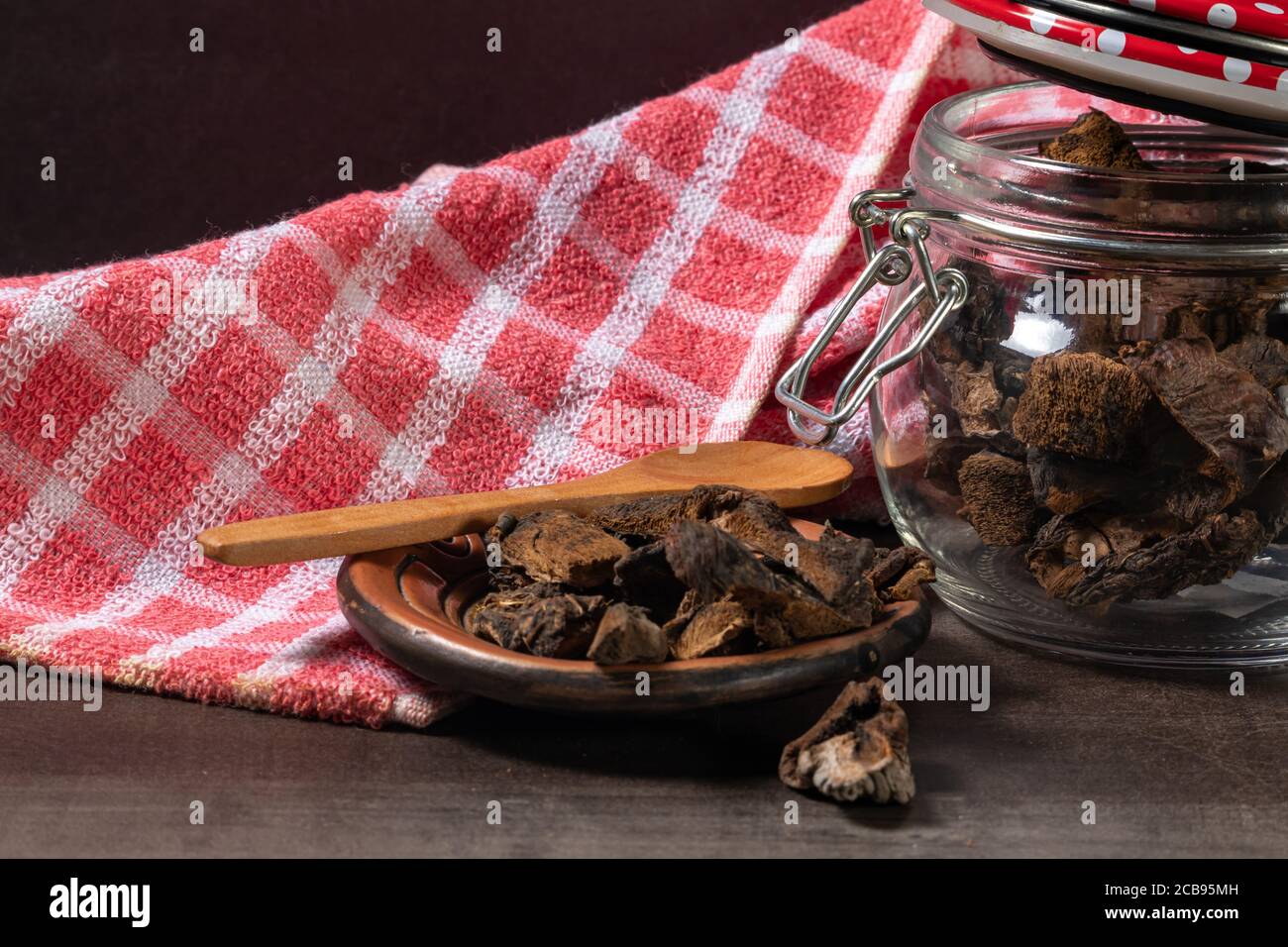 funghi secchi su una tavola di quercia Foto Stock