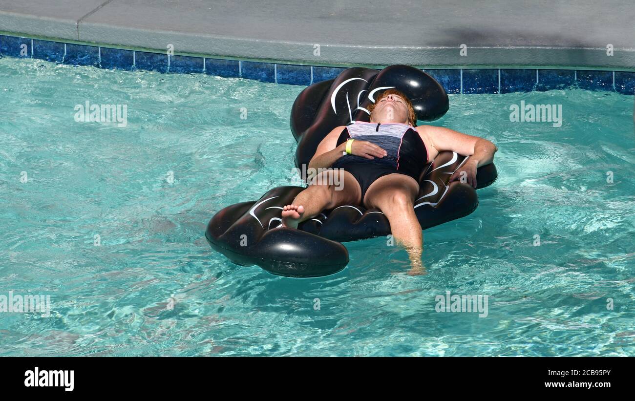 Las Vegas NV, USA 09-30-18 UNA donna gode di un dolce sogno sulla sua zattera gonfiabile alla piscina Beach Club a Flamingo Las Vegas Foto Stock