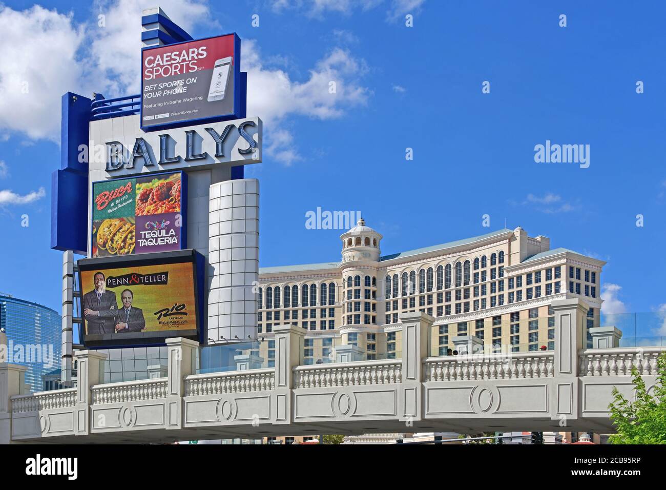 Las Vegas NV, STATI UNITI D'AMERICA 10-03-18 Questo è l'attraversamento pedonale su Flamingo Viale che collega il Bally's hotel con il Cromwell Las Vegas Foto Stock