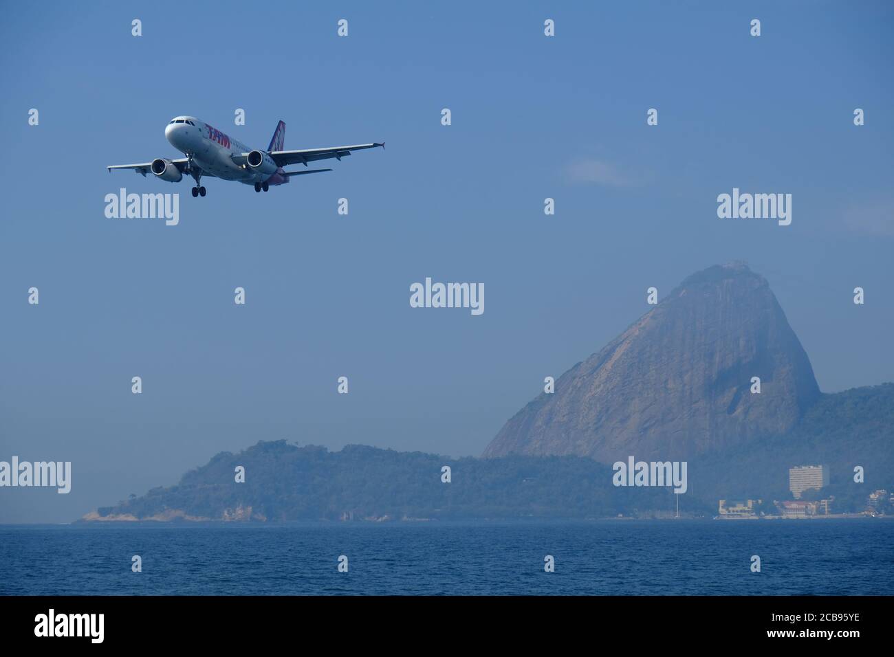 Brasile Rio de Janeiro - aeroplano in atterraggio approccio a. Aeroporto RJ Santos Dumont City Foto Stock