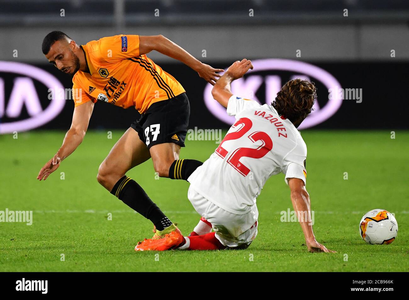 (200812) -- DUISBURG, 12 agosto 2020 (Xinhua) -- Romain Saiss (L) di Wolverhampton Wanderers vies con Franco Vazquez di Siviglia durante la finale della UEFA Europa League tra Wolverhampton Wanderers e Sevilla FC a Duisburg, Germania, 11 agosto 2020. SOLO PER USO EDITORIALE. NON IN VENDITA PER CAMPAGNE PUBBLICITARIE O DI MARKETING. (Stuart Franklin/UEFA/Getty/Handout via Xinhua) Foto Stock