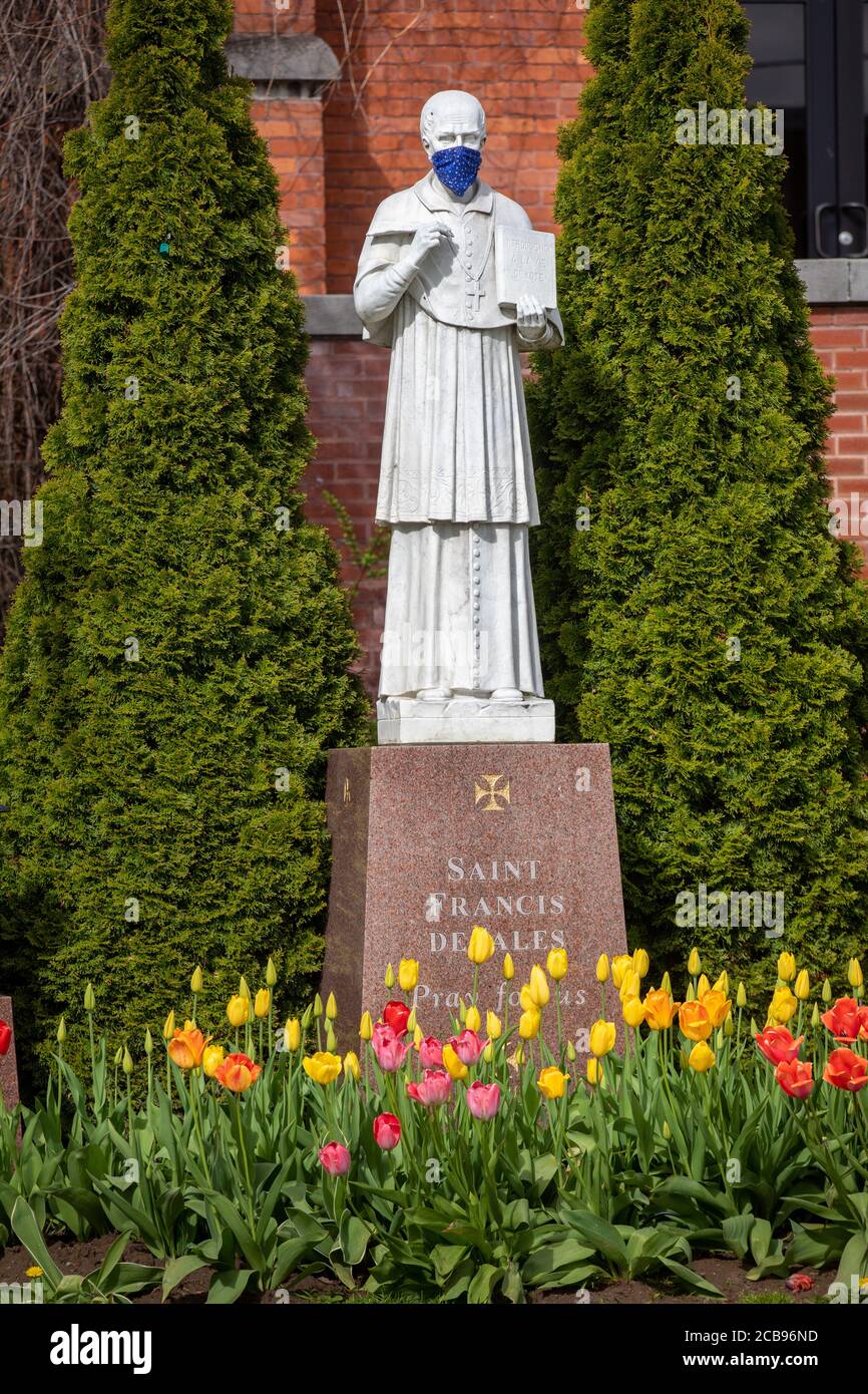 Herkimer, New York: Una statua di San Francesco DeSales ha donato una maschera al tempo di Covid. Foto Stock
