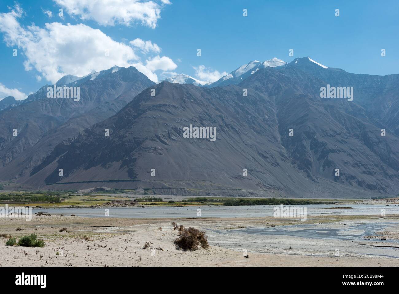 Afghanistan e fiume Panj nella valle di Wakhan Vista dal villaggio di Zugvand, Gorno-Badakhshan, Tagikistan. Foto Stock