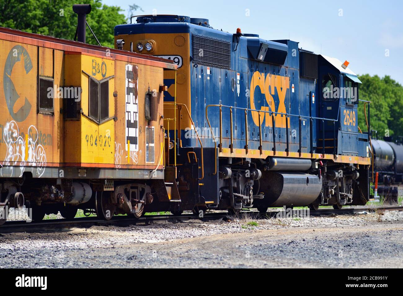 Seneca, Illinois, Stati Uniti. Una locomotiva CSX Transportation collegata a un caboose si trova su un lato lungo la linea principale CSX a Seneca, Illinois. Foto Stock