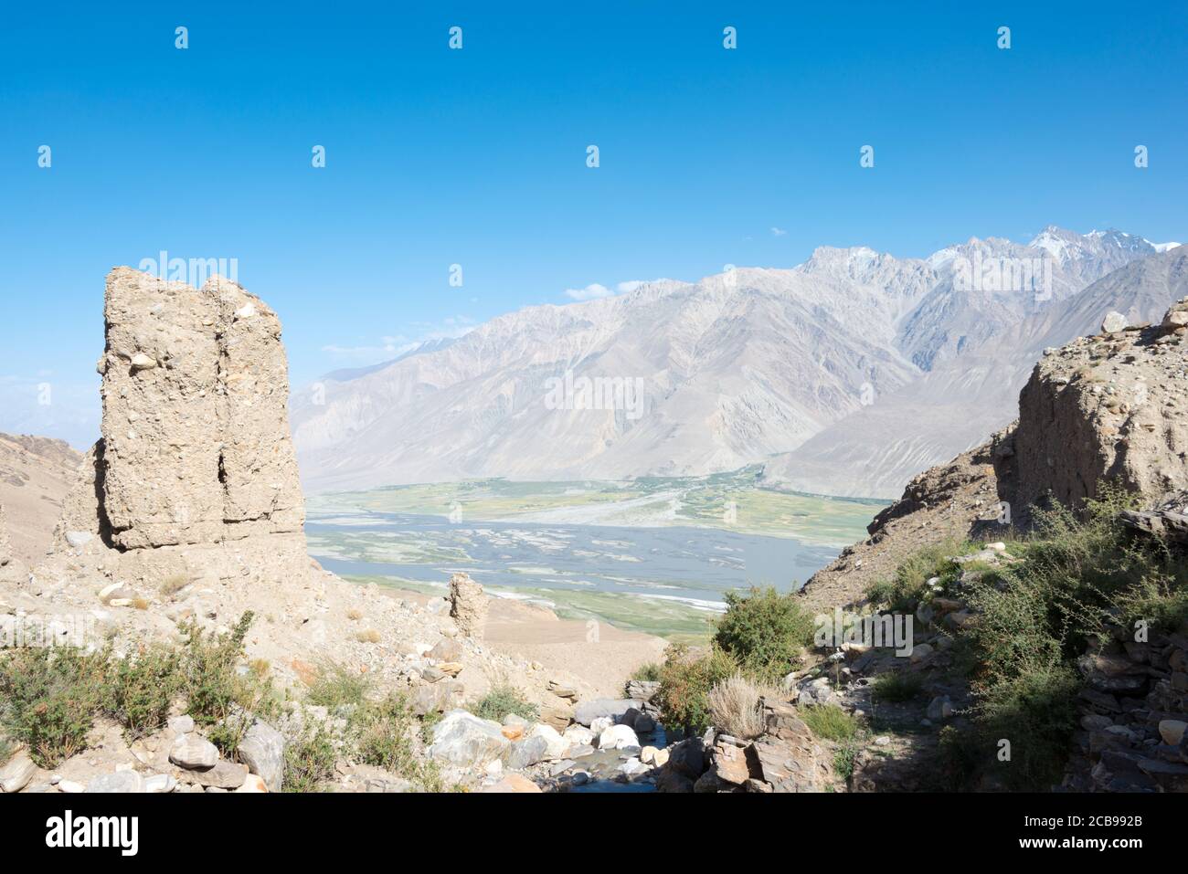 Fiume Panj nella valle di Wakhan a Yamchun, Gorno-Badakhshan, Tagikistan. Si trova al confine tra Tagikistan e Afghanistan. Foto Stock