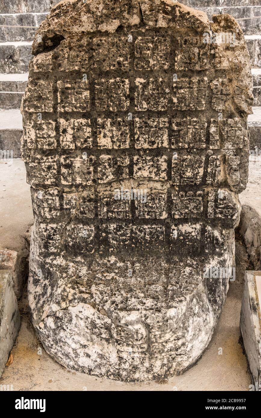 Il Trono geroglifico nel Quadrangle del Nunnery nelle rovine Maya pre-ispaniche di Uxmal, Messico. Foto Stock