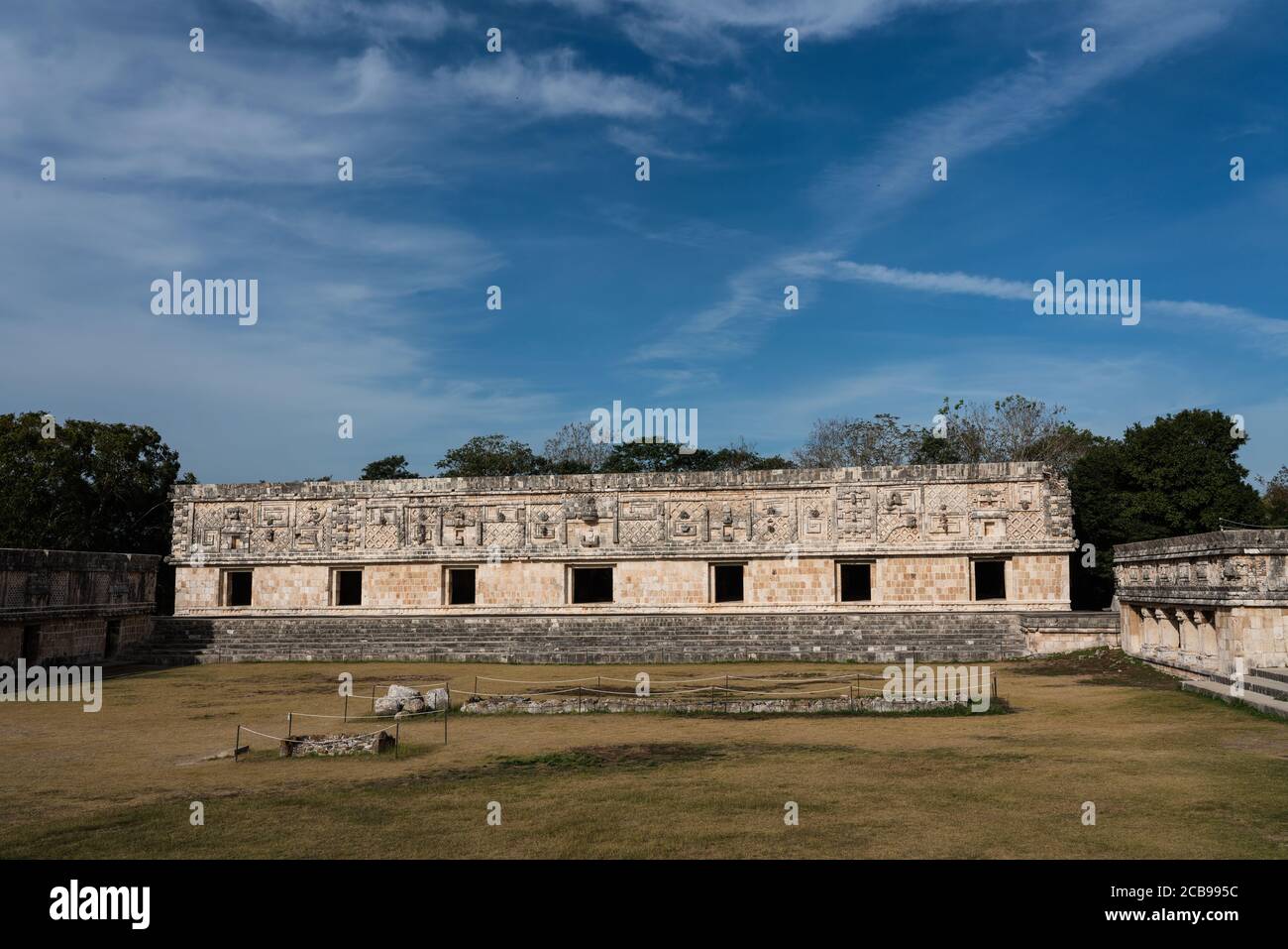 L'edificio ovest nel quadrilatero Nunnery nelle rovine Maya pre-ispaniche di Uxmal, Messico. Foto Stock