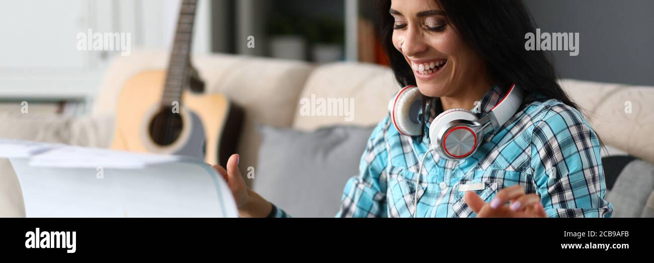 Bella ragazza giocare sintetizzatore a casa e ride Foto Stock