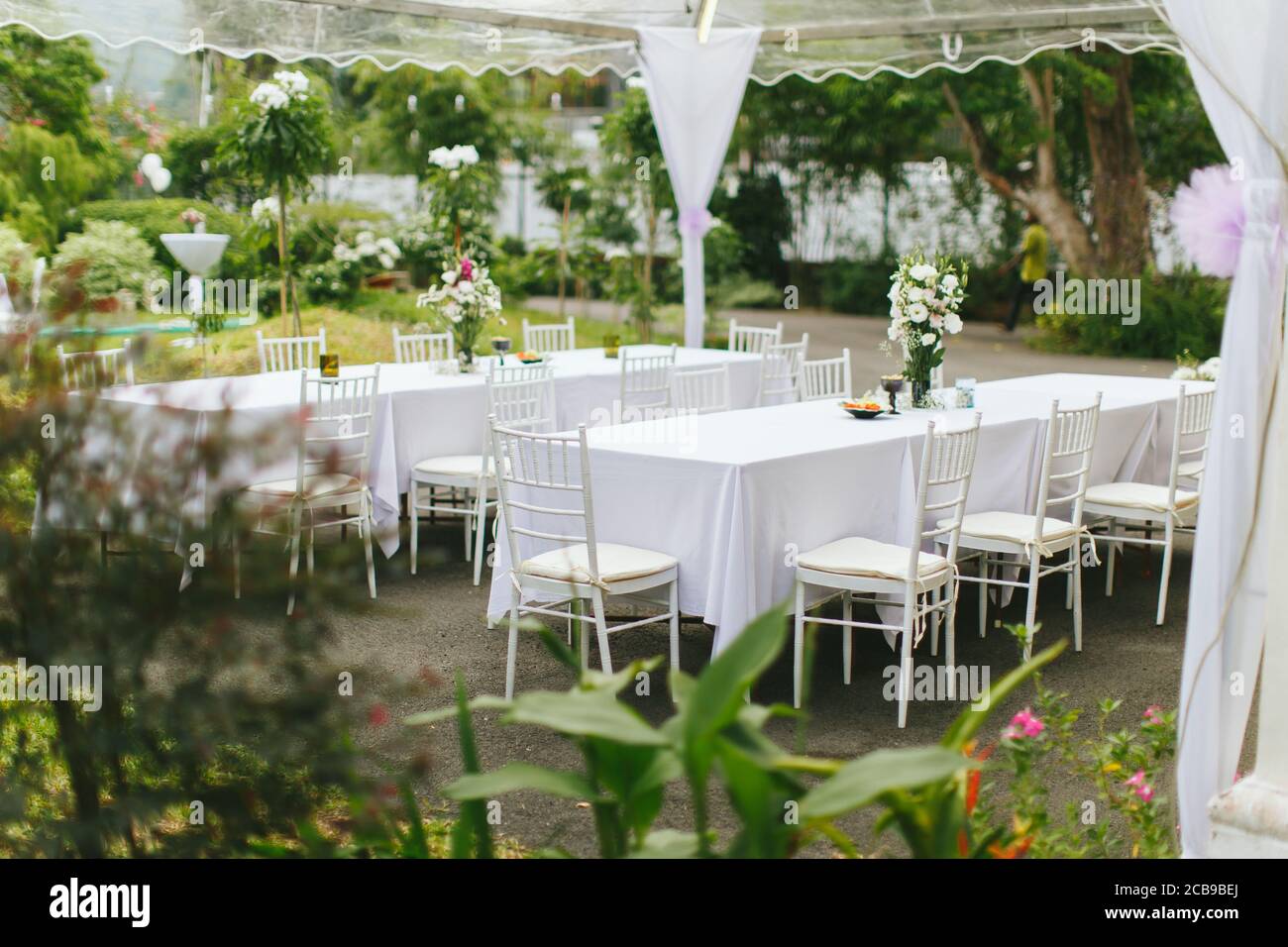 Concentratevi sulle sedie e sui tavoli durante un matrimonio all'aperto celebrazione Foto Stock