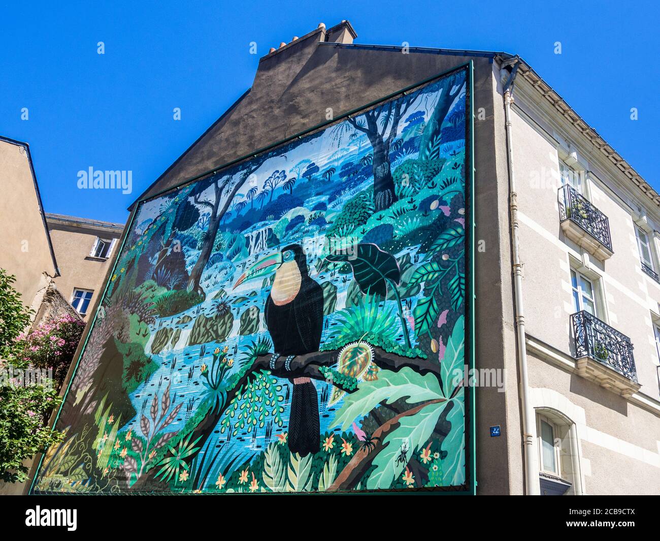 "Toucans à bec caréné" murale d'arte di strada su tela (125 mq) di Alain Thomas - Rue Fanny Peccot, Nantes, Loire-Atlantique, Francia. Foto Stock