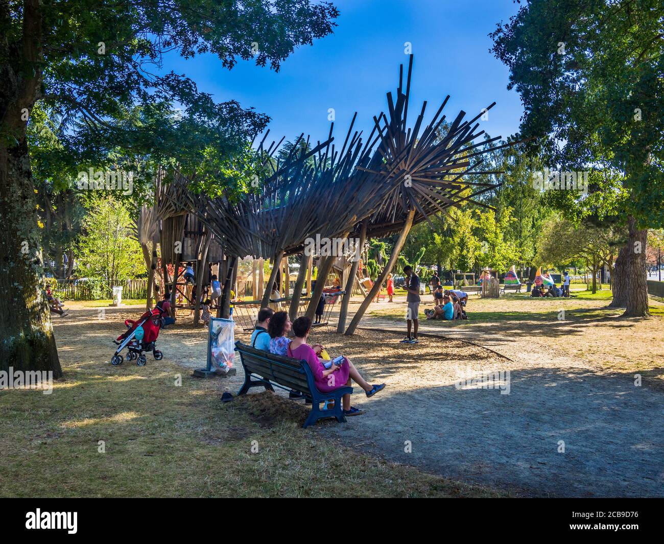 Scivolo per bambini nel giardino Aire de Jeux de Kinya Maruyama nel centro di Nantes, Loira Atlantica, Francia. Foto Stock