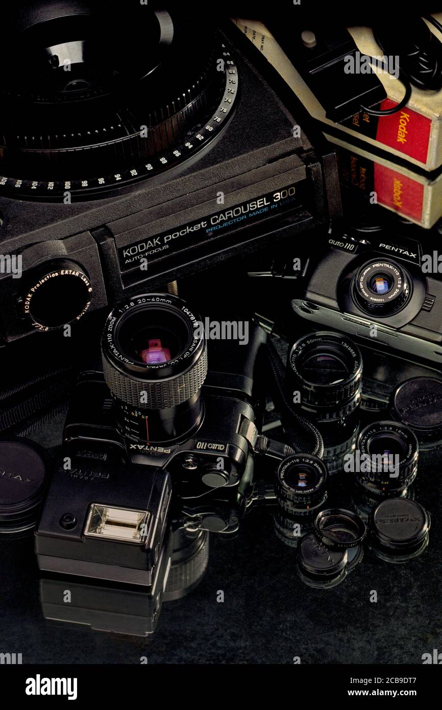 27 febbraio 2009 fotocamera analogica Pentax Auto 110 vintage con Flash winder e CAROSELLO tascabile Kodak 300 con vassoio per vetrini Foto Stock
