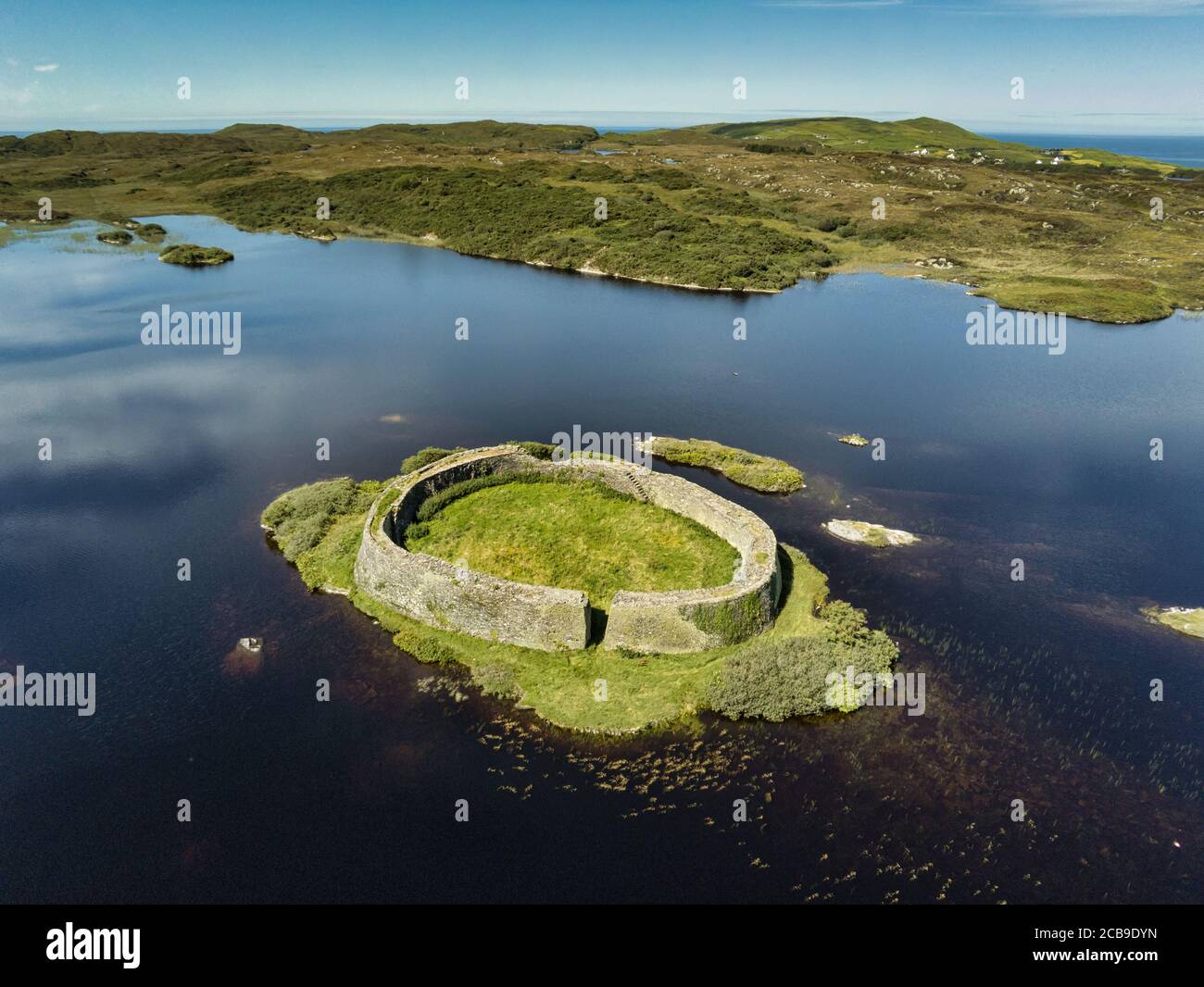 Una vista aerea del Doon Ring Fort su un'isola Lago di Doon sulla costa occidentale di Donegal Irlanda Foto Stock