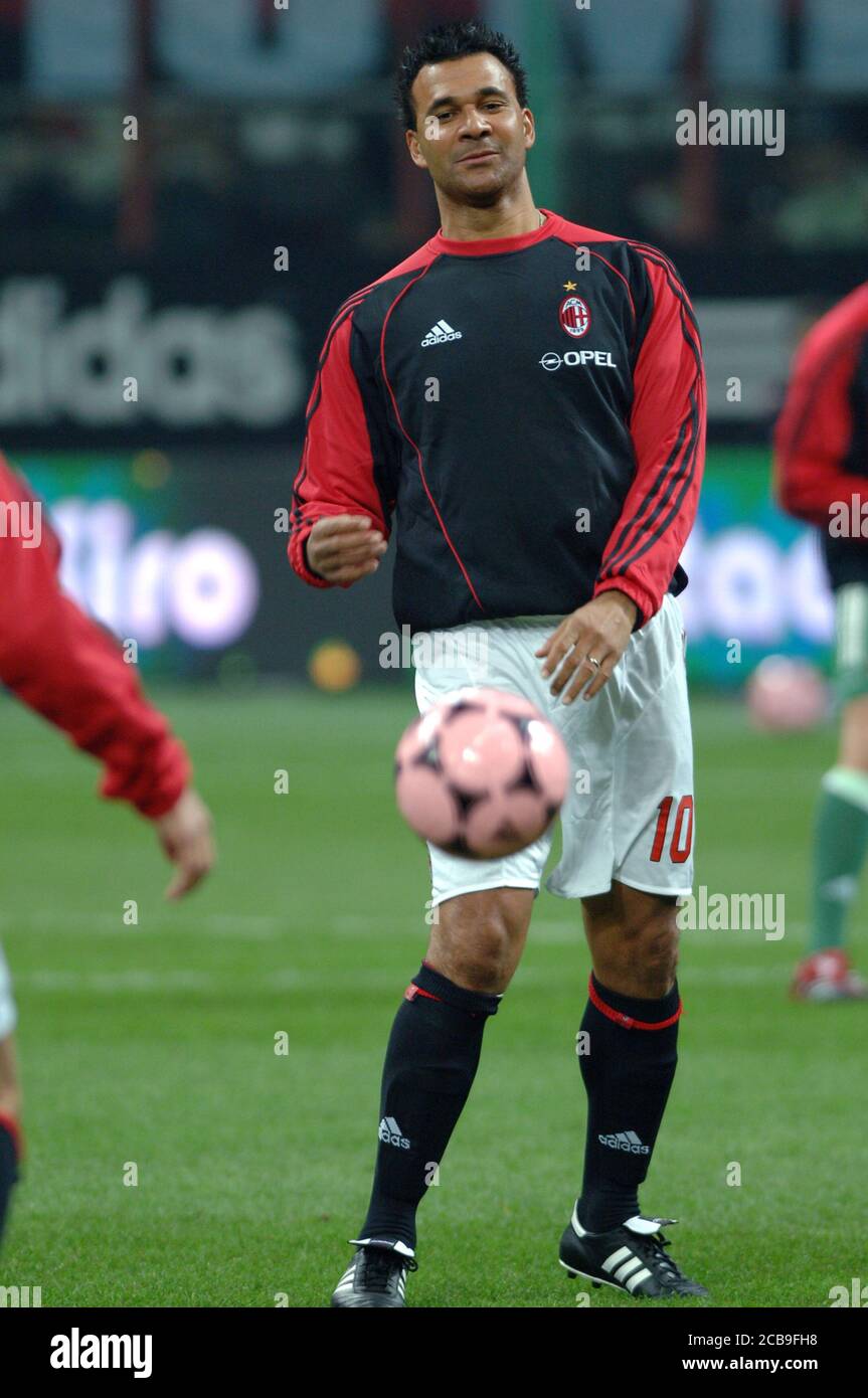Milano Italia, 16 marzo 2006, Stadio Sansiro, 'Notte di Stelle' Demetrio Albertini's football arrivewell match , AC Milan - FC Barcelona : Ruud Gullit prima della partita Foto Stock