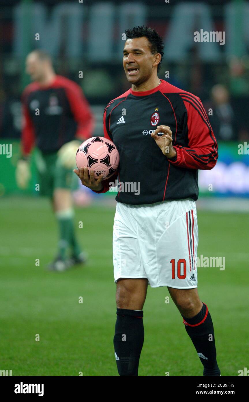 Milano Italia, 16 marzo 2006, Stadio Sansiro, 'Notte di Stelle' Demetrio Albertini's football arrivewell match , AC Milan - FC Barcelona : Ruud Gullit prima della partita Foto Stock