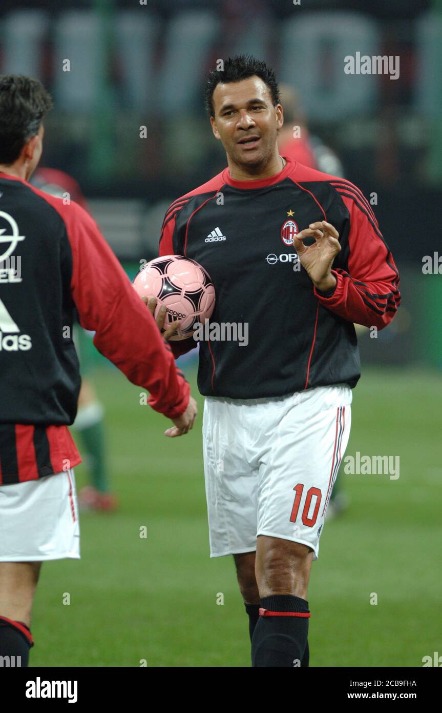 Milano Italia, 16 marzo 2006, Stadio Sansiro, 'Notte di Stelle' Demetrio Albertini's football arrivewell match , AC Milan - FC Barcelona : Ruud Gullit prima della partita Foto Stock