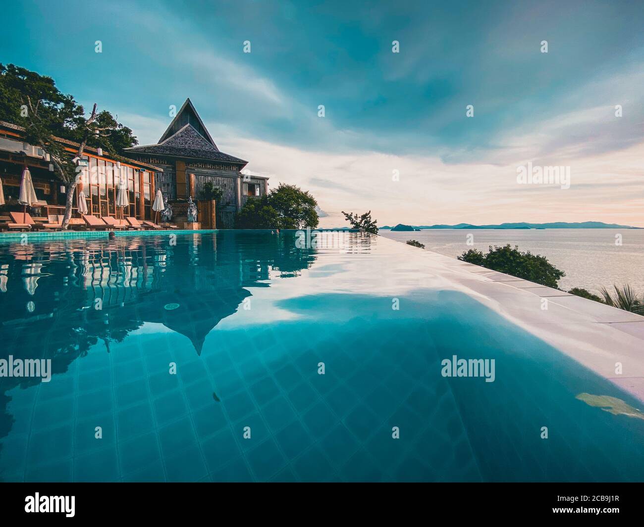Vista del paradiso Santhiya resort a Koh Yao Yai, isola nel mare delle Andamane tra Krabi e Phuket Thailandia Foto Stock