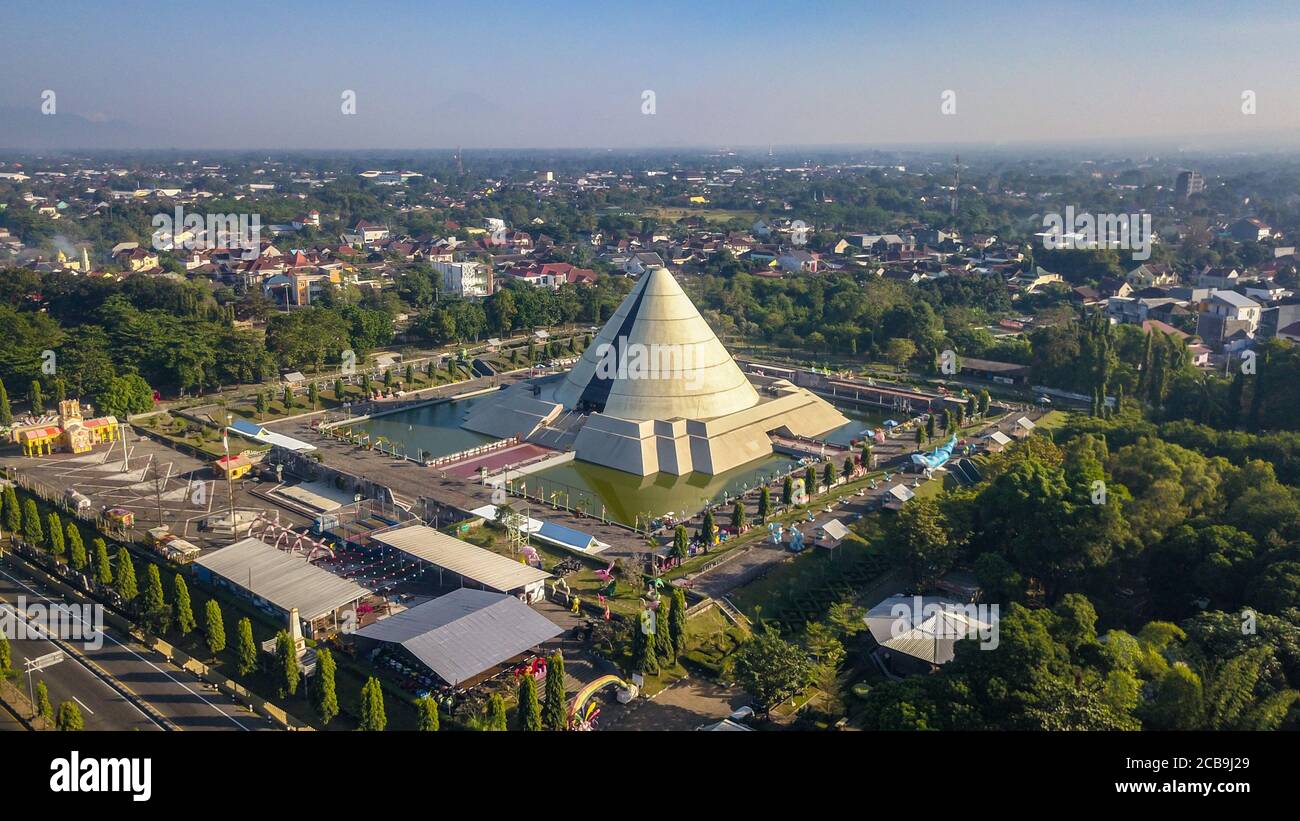 YOGYAKARTA, INDONESIA - 19 luglio 2020: Veduta aerea del Monumento alla ricattura di Yogyakarta (Monjali / Monumen Jogja Kembali), un edificio storico Foto Stock