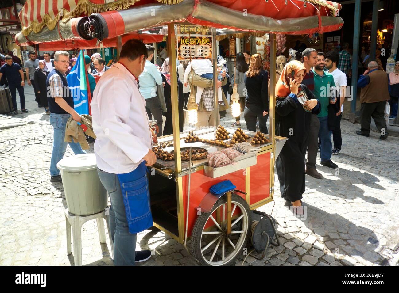 Venditore di strada che vende castagne arrosto (popolare spuntino lungo l'affollata zona pedonale di Istanbul) nel quartiere di Sultanahmet. Istanbul.Turchia. Foto Stock