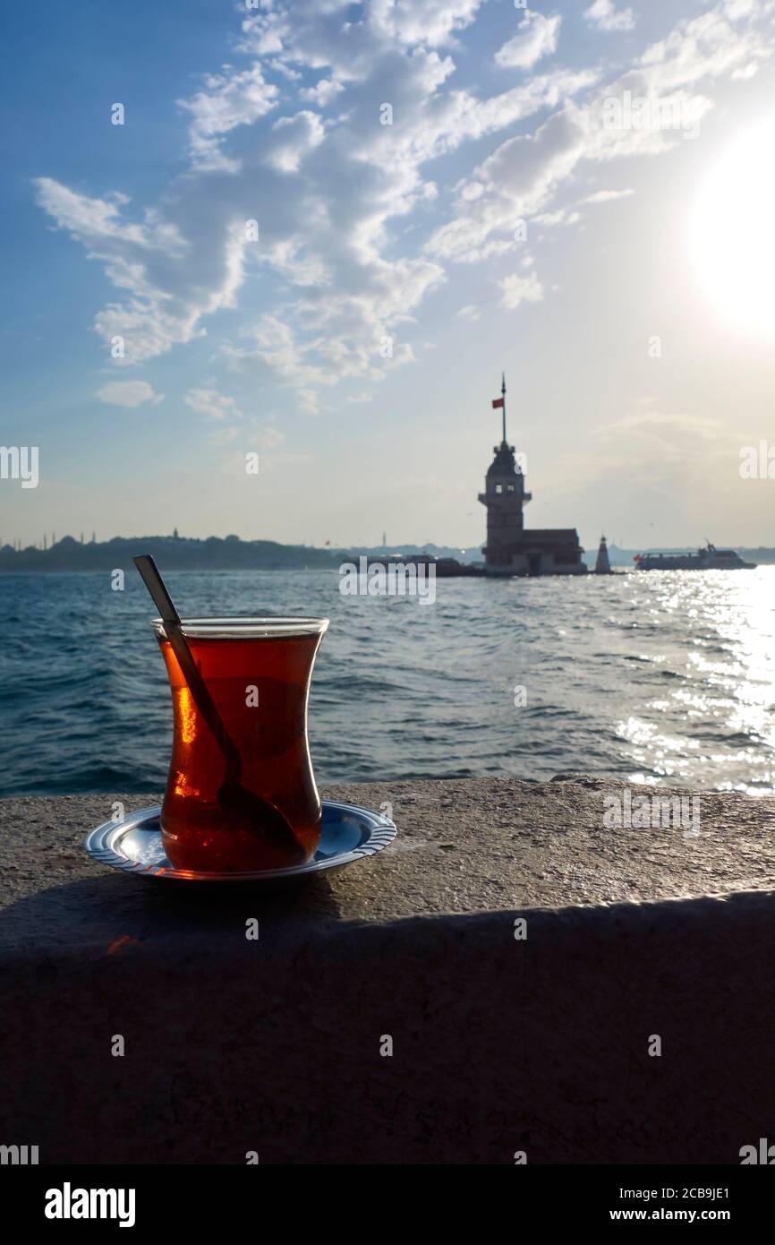 Un tè turco con vista sul Bosforo e sulla Torre di Maiden dal lungomare di Uskudar all'alba. Uskudar. Istanbul. Turchia. Foto Stock