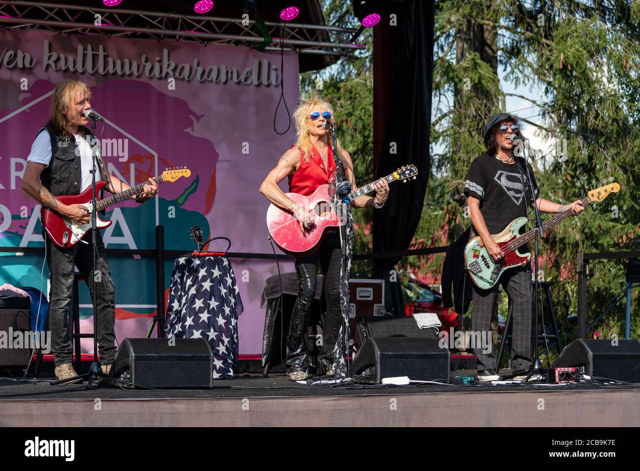 Michael Monroe, Sami Yaffa e Costello Hautamäki Trio in scena al concerto all'aperto di Krapin Paja a Tuusula, Finlandia Foto Stock