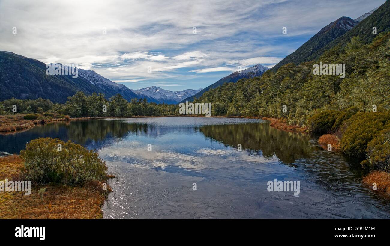 Inverno a Lewis Pass Tarn, all'estremità settentrionale del St James Walkway, parte del te Araroa Trail, Nuova Zelanda. Foto Stock