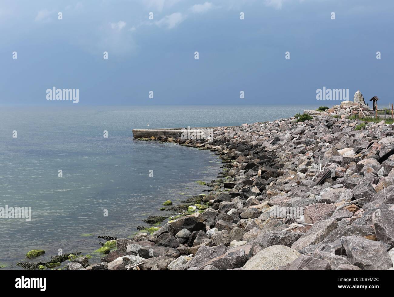 I frangiflutti in cemento con una vista della costa della penisola di Hel. Polonia Foto Stock