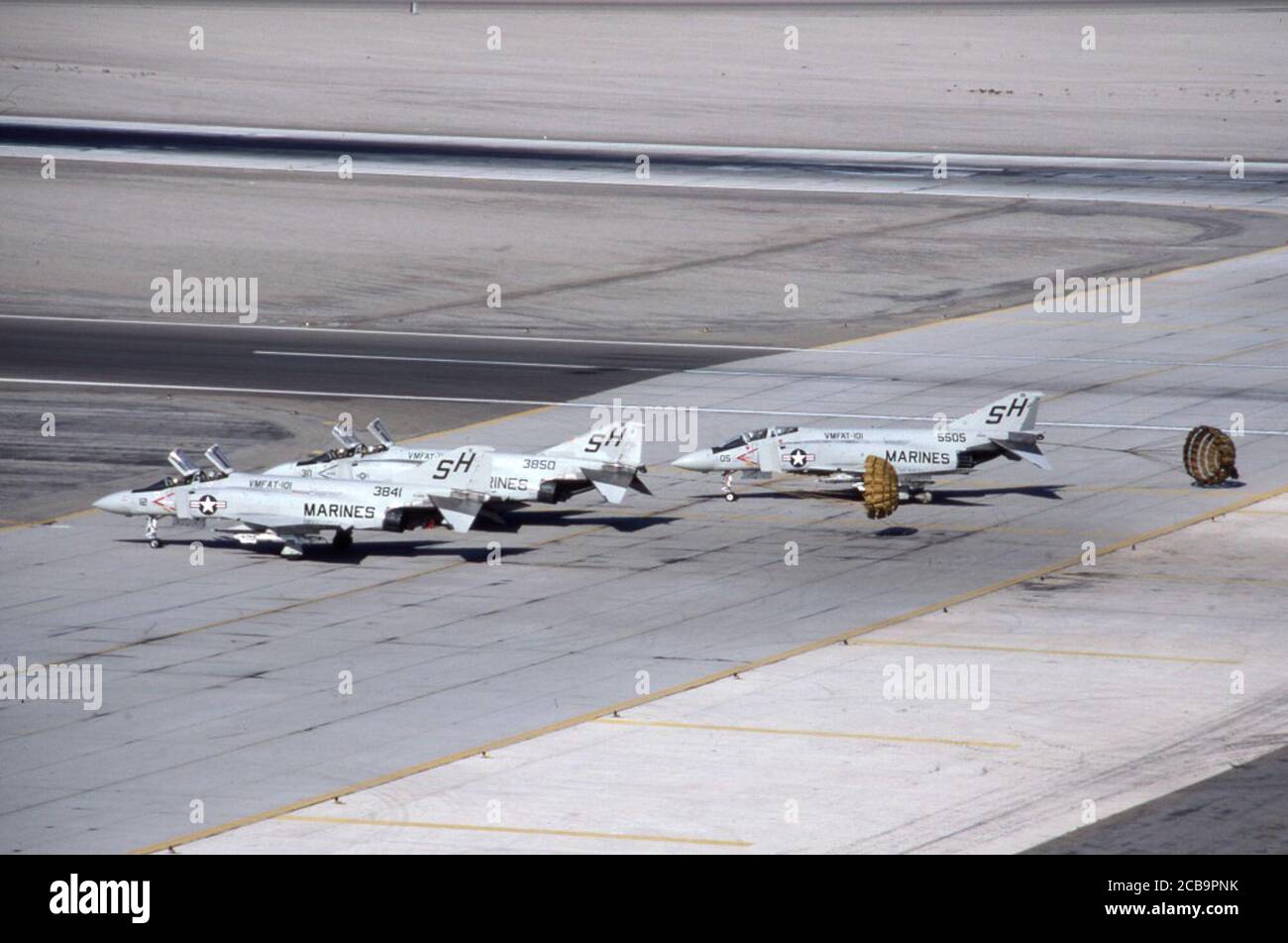 McDonnell F-4J 153841, 153850, 155505 VMFAT-101 MCAS Yuma Apr82 [Peter B.Lewis] . Foto Stock
