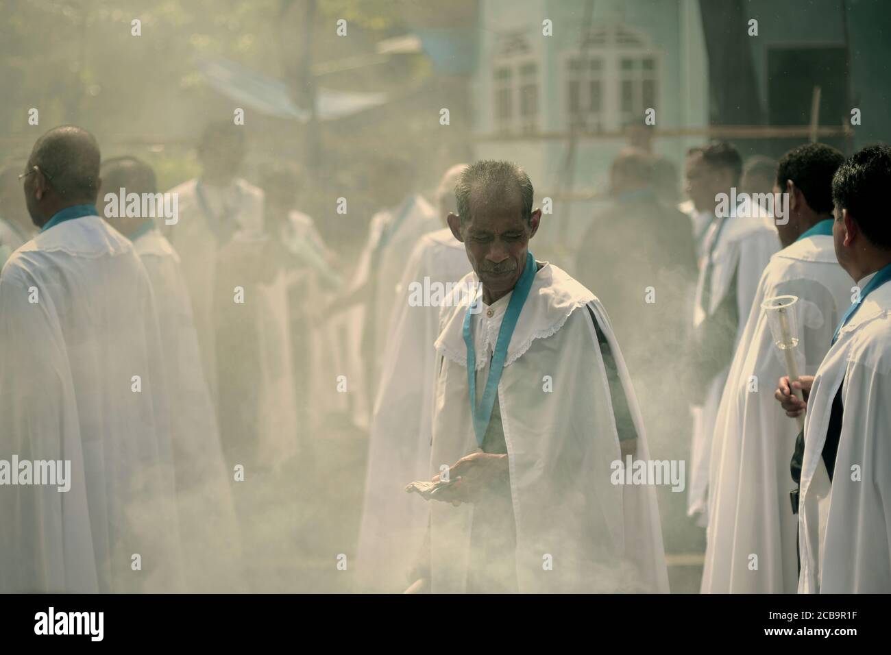 Larantuka, Indonesia. 3 aprile 2015. Gli anziani della chiesa cattolica sfilano per strada durante la processione del Venerdì Santo a Larantuka, Isola di Flores, Indonesia. Foto Stock