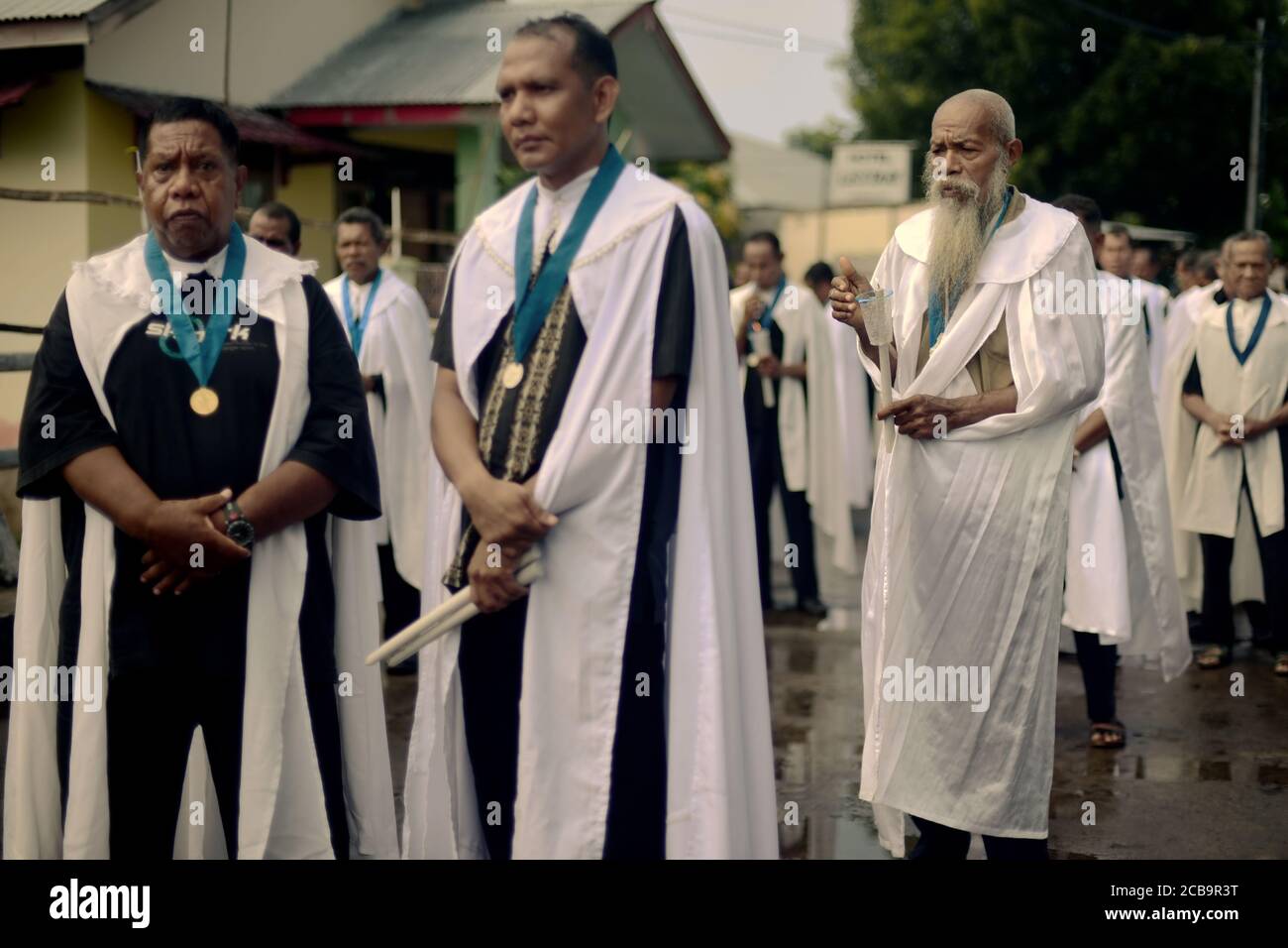 Larantuka, Indonesia. 3 aprile 2015. Gli anziani della chiesa cattolica sfilano per strada durante la processione del Venerdì Santo a Larantuka, Isola di Flores, Indonesia. Foto Stock