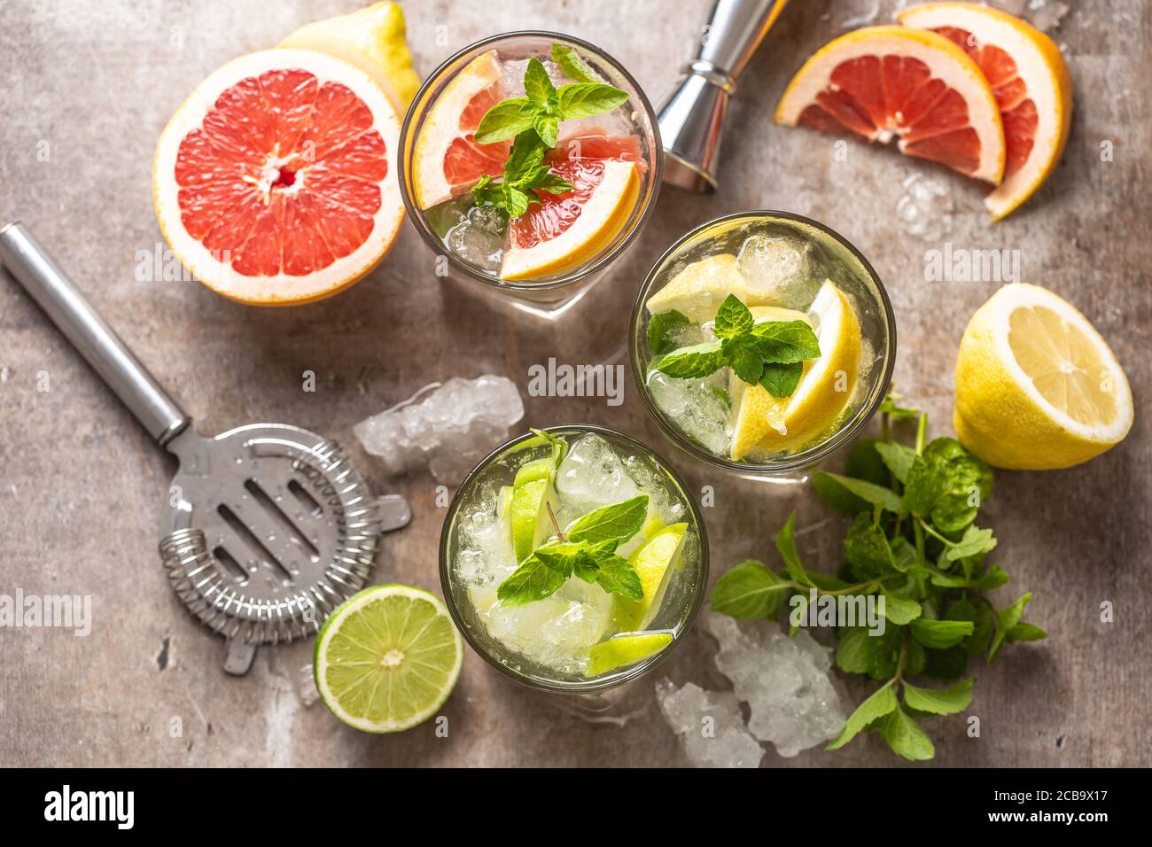 Tre colorati cocktail tonici gin in bicchieri di whisky al bar banco in cucito o ristorante Foto Stock