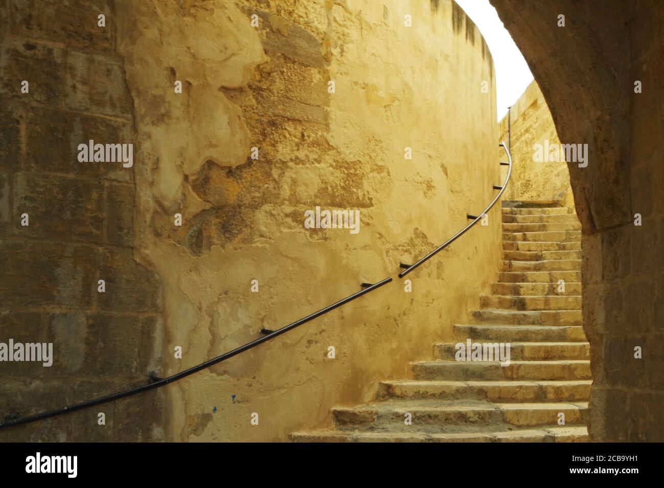 Il passaggio attraverso le mura della fortezza all'interno della città fortificata di Senglea, Malta Foto Stock