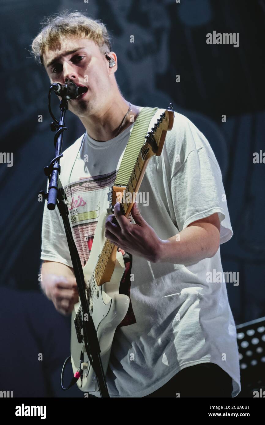 Sam Fender si esibisce alla Virgin Money Unity Arena di Newcastle, al primo concerto all'aperto su larga scala socialmente distanziato al mondo. All'evento hanno partecipato 2500 tifosi, separati da recinzioni per un massimo di 5 persone. Foto Stock