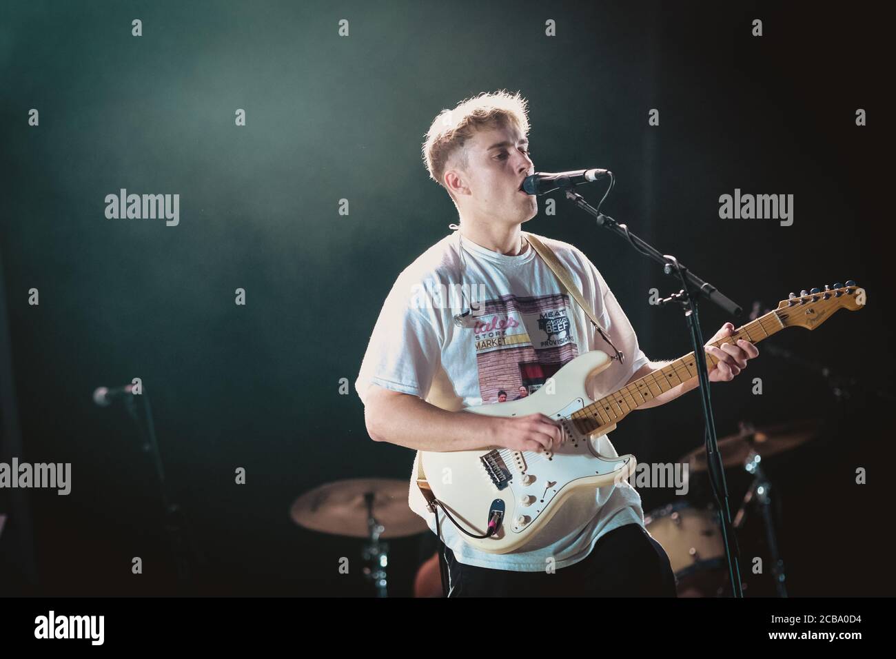 Sam Fender si esibisce alla Virgin Money Unity Arena di Newcastle, al primo concerto all'aperto su larga scala socialmente distanziato al mondo. All'evento hanno partecipato 2500 tifosi, separati da recinzioni per un massimo di 5 persone. Foto Stock