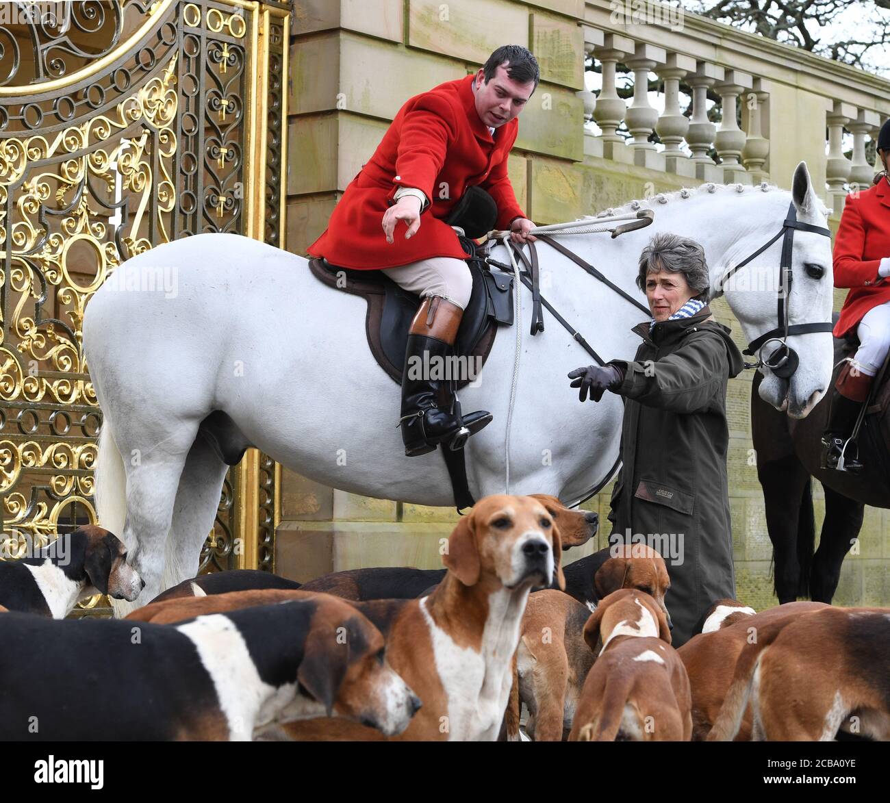 La caccia al Barlow si incontra a Chatsworth House Derbyshire Regno Unito con Amanda Heywood-Lonsdale Duchess of Devonshire Fox a caccia nel Peak District Foto Stock