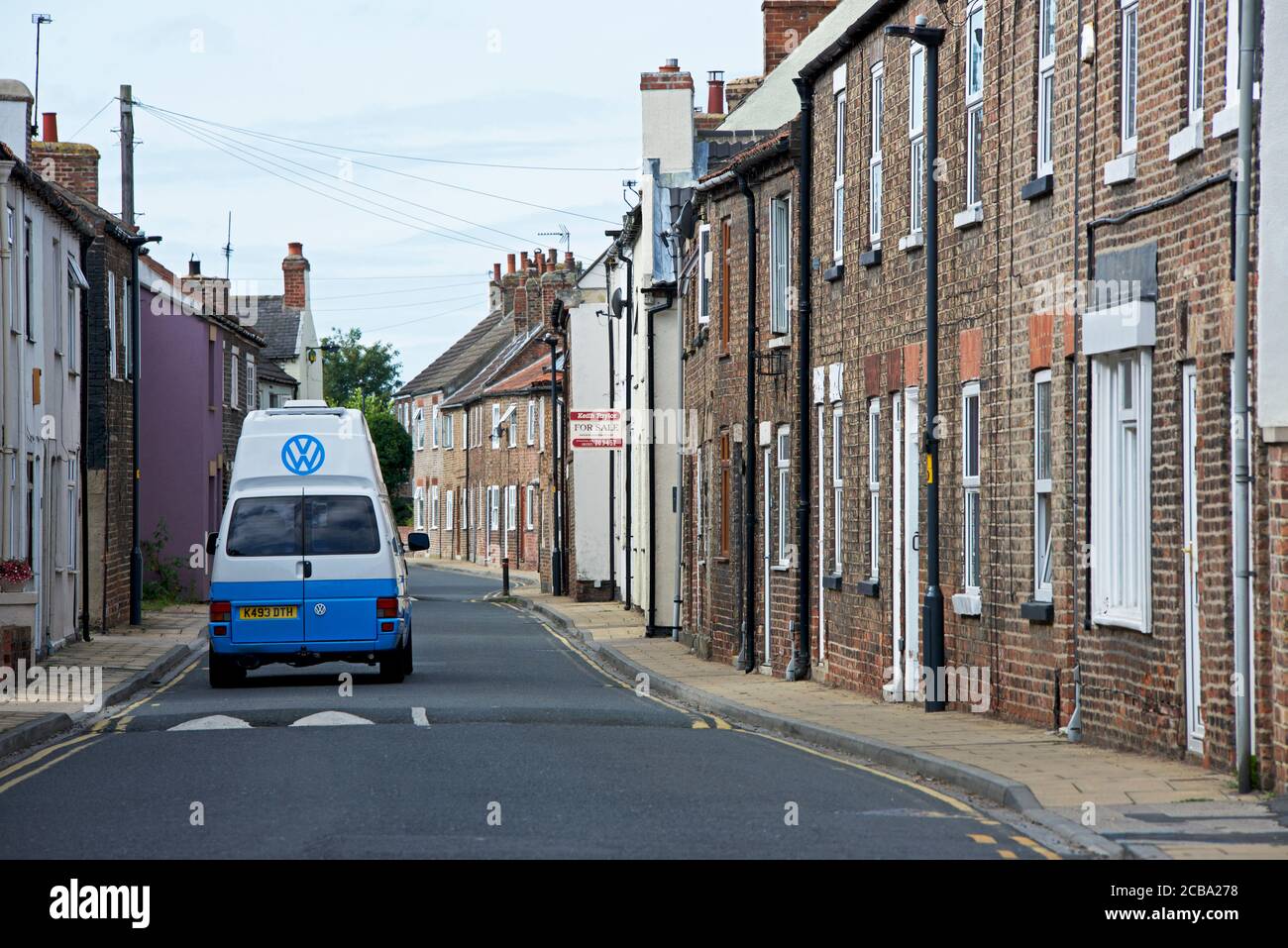 VW Campervan nel villaggio di Cawood, North Yorkshire, Inghilterra Regno Unito Foto Stock