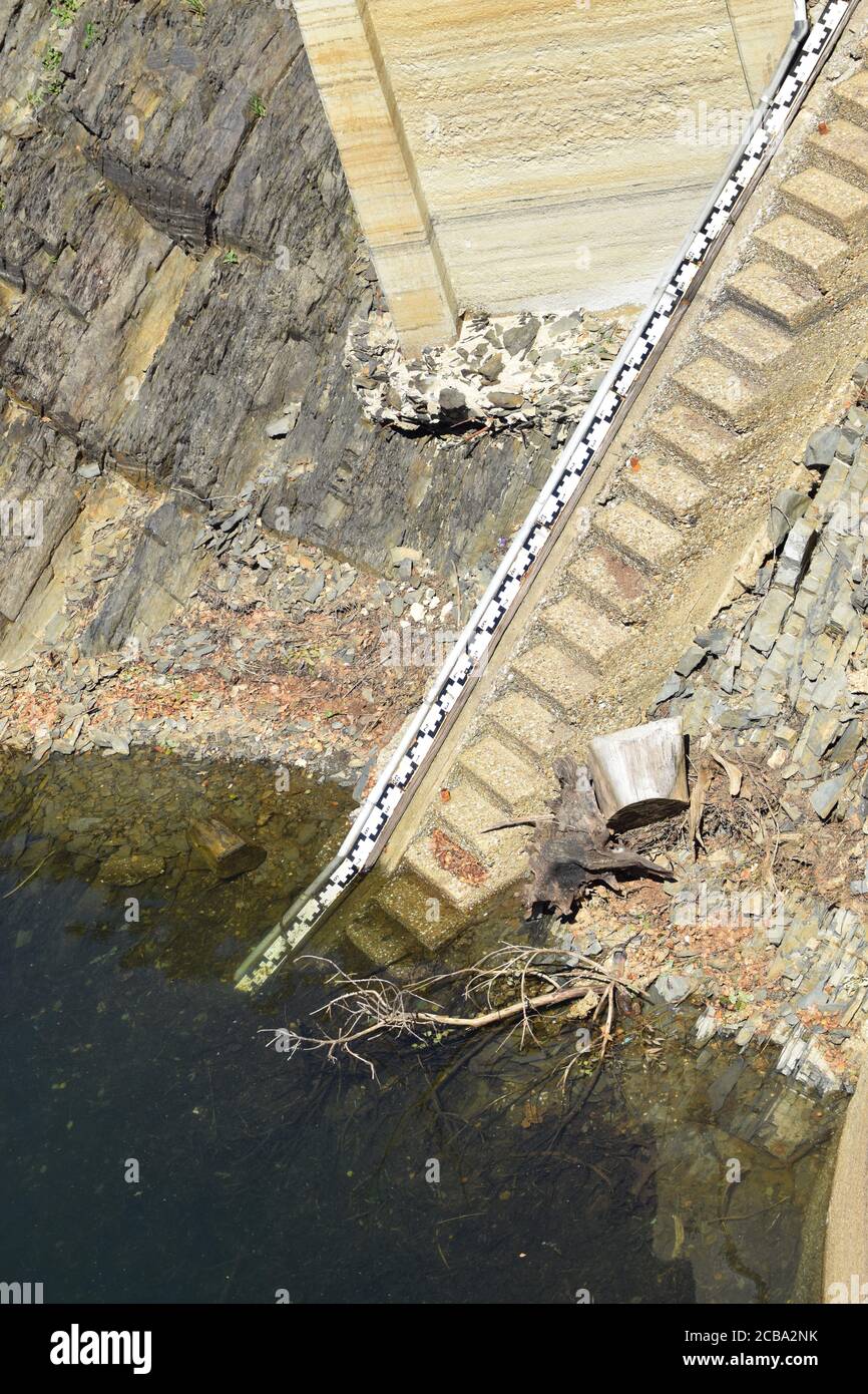 Lago della diga di Oleftalsperre con l'acqua scala altezza Foto Stock